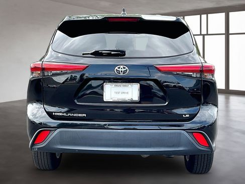 Used 2023 Toyota Highlander LE FWD image 5