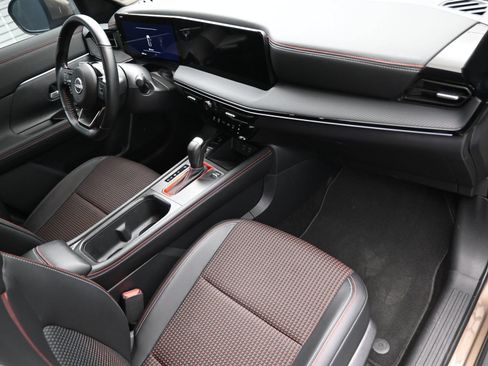Used 2025 Nissan Kicks SR FWD image 37