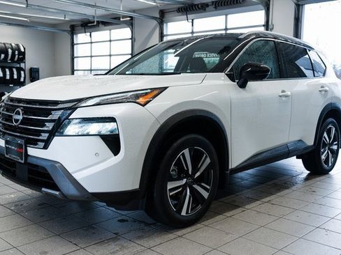 Used 2025 Nissan Rogue SL w/ Tech Package image 3