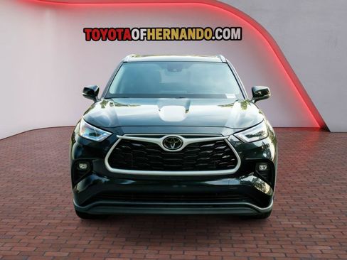 Used 2023 Toyota Highlander XLE FWD image 2