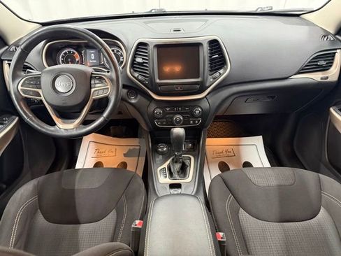 Used 2017 Jeep Cherokee Latitude w/ Cold Weather Group AWD/4WD image 4