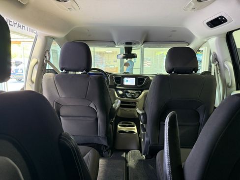 Used 2022 Chrysler Voyager LX image 41