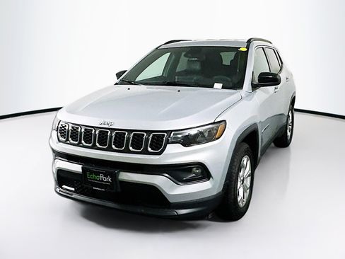 Used 2025 Jeep Compass Latitude AWD/4WD image 3