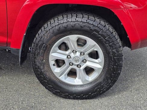 Used 2022 Toyota 4Runner SR5 AWD/4WD image 9
