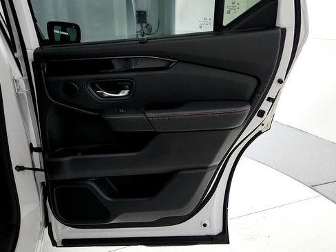 Used 2025 Honda Pilot TrailSport image 19