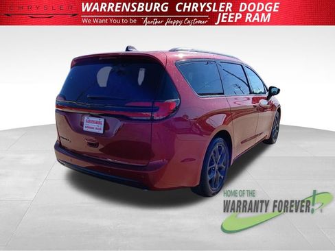 New 2026 Chrysler Pacifica Select image 3