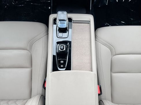 Certified 2025 Volvo XC90 B5 Plus AWD/4WD image 22