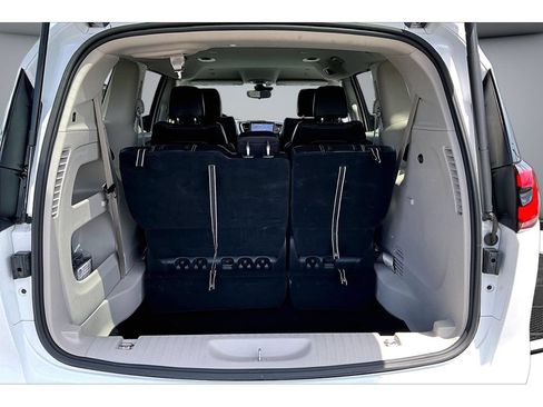 Used 2024 Chrysler Pacifica Touring-L FWD image 37