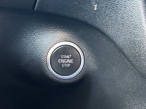 Used 2022 Volvo XC40 T5 Momentum image 33