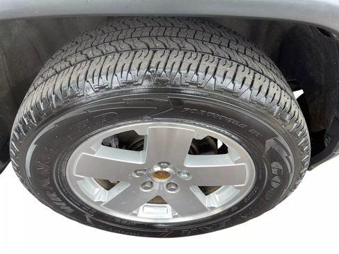 Used 2011 Jeep Grand Cherokee Overland image 23