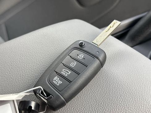 Used 2025 Hyundai Elantra SE FWD image 28