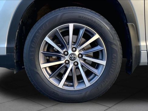 Used 2018 Toyota Highlander XLE AWD/4WD image 11