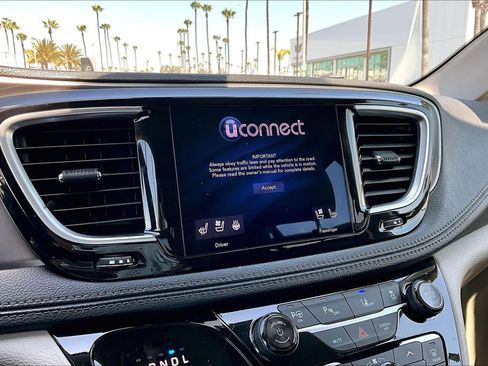 Used 2018 Chrysler Pacifica Limited w/ Advanced Safetytec Group FWD image 32
