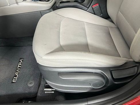 Used 2017 Hyundai Elantra SE image 18