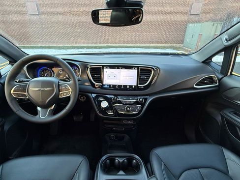 Used 2025 Chrysler Pacifica Select FWD image 16