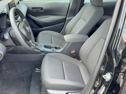 Used 2025 Toyota Corolla LE FWD image 5