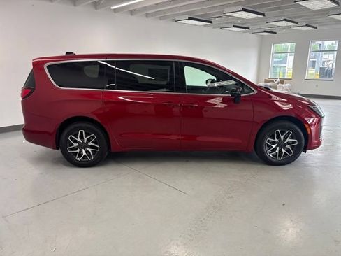 New 2027 Chrysler Pacifica Limited AWD/4WD image 8
