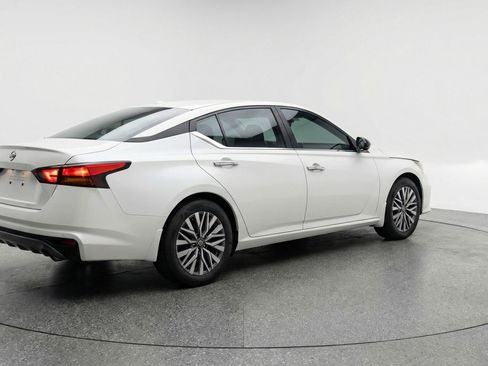 Used 2025 Nissan Altima 2.5 SV image 9