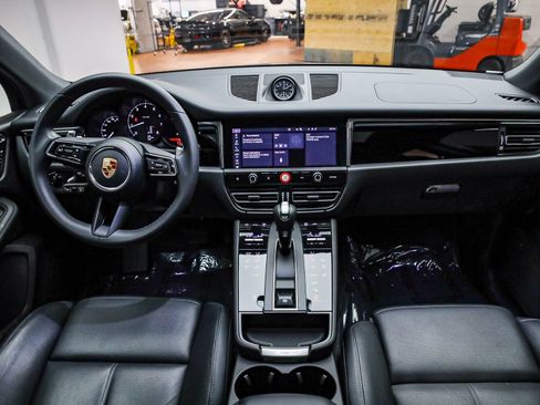 Used 2025 Porsche Macan image 16