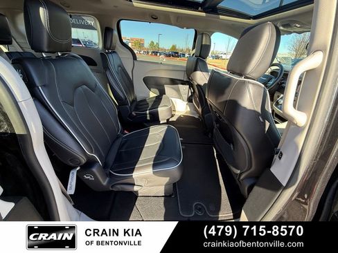 Used 2023 Chrysler Pacifica Limited FWD image 33