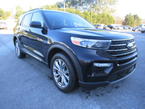 Used 2023 Ford Explorer XLT w/ Equipment Group 202A image 3