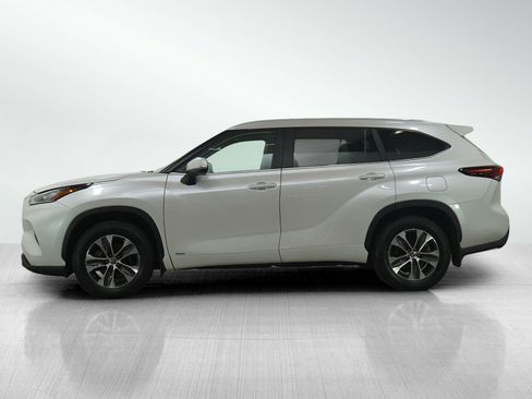 Used 2024 Toyota Highlander XLE image 2