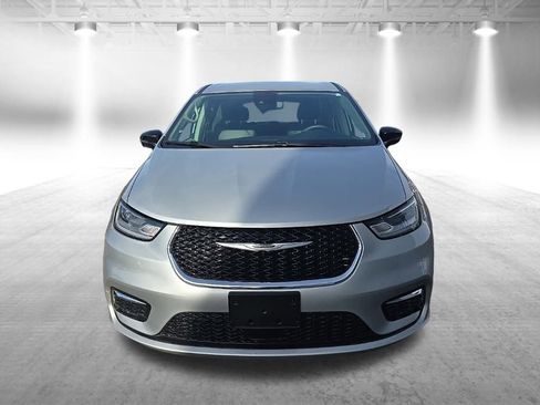 Used 2024 Chrysler Pacifica Touring-L image 3