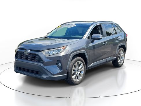 Used 2019 Toyota RAV4 XLE Premium FWD image 3