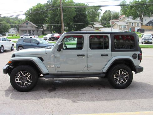 Used 2024 Jeep Wrangler Unlimited Sahara w/ Technology Group AWD/4WD image 10
