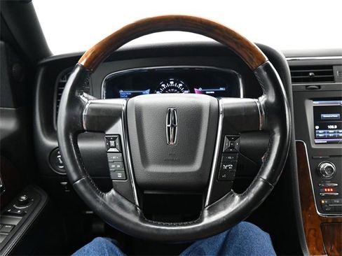 Used 2015 Lincoln Navigator Base image 18