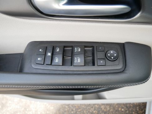 Used 2024 Chrysler Pacifica Touring-L image 20