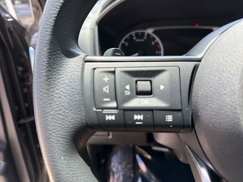 Used 2024 Nissan Rogue S FWD image 19