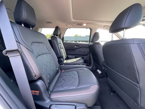 New 2026 Nissan Pathfinder Platinum AWD/4WD image 24