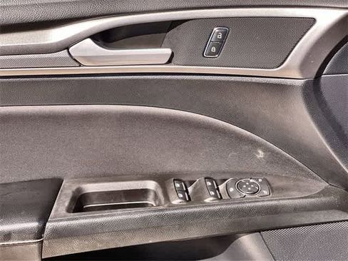 Used 2020 Ford Fusion SE image 30