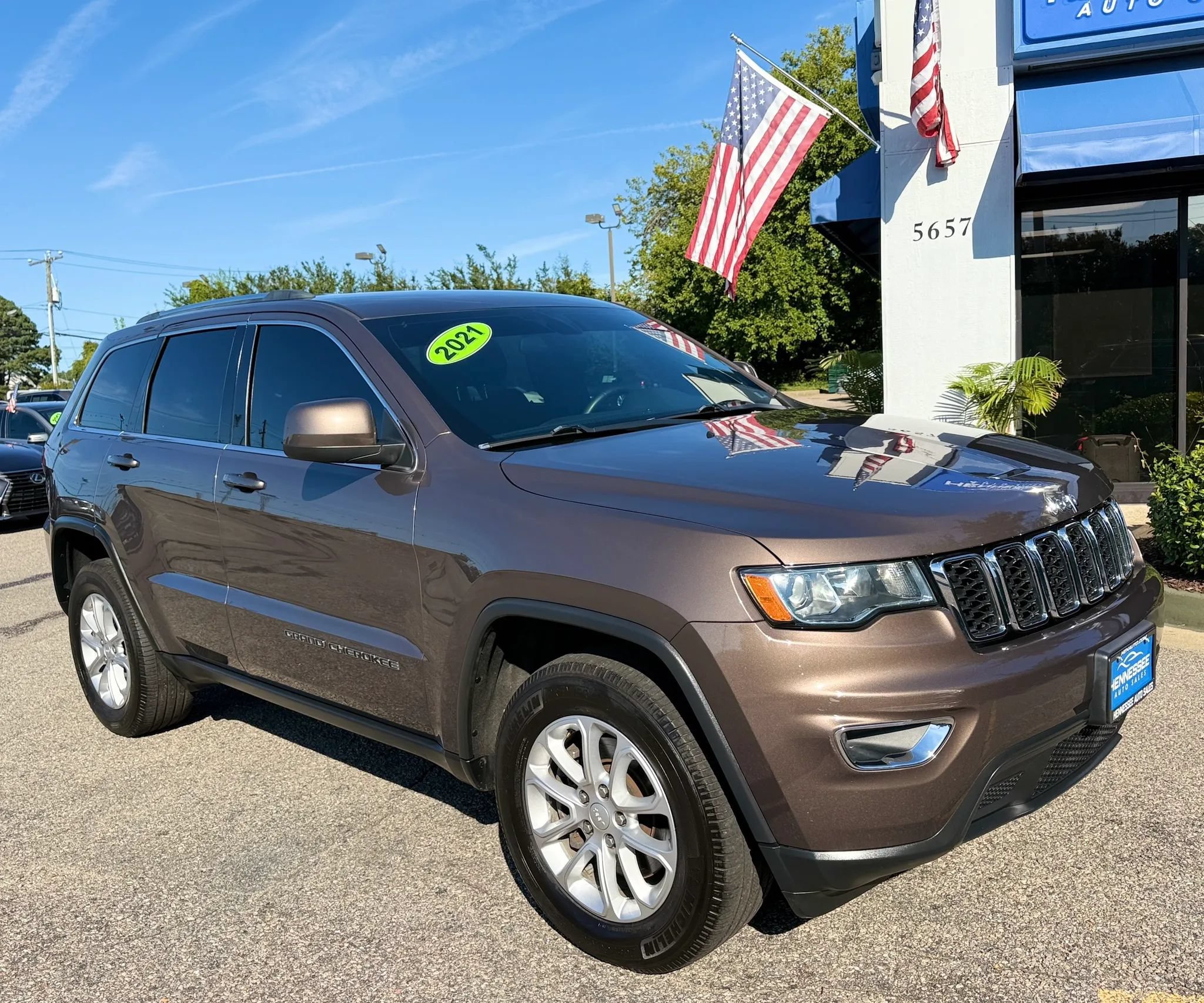Used 2021 Jeep Grand Cherokee Laredo AWD/4WD image 1