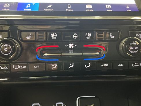 Used 2025 Jeep Grand Cherokee Overland AWD/4WD image 18