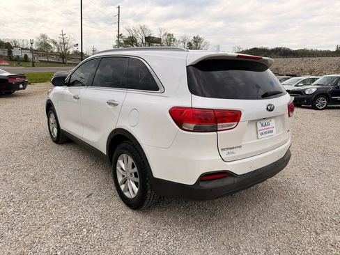 Used 2017 Kia Sorento LX w/ LX Convenience Package image 3