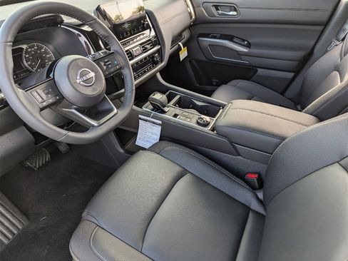 New 2025 Nissan Pathfinder SL image 12