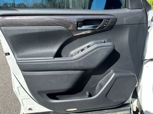 Used 2021 Toyota Highlander Limited image 29