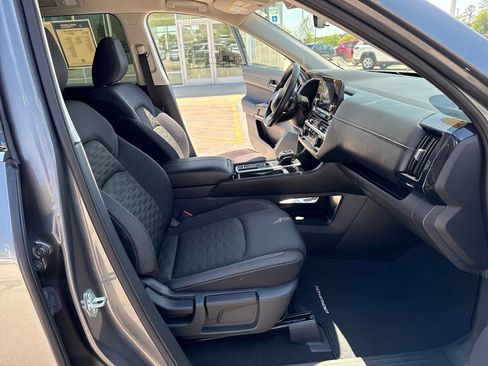 Used 2025 Nissan Pathfinder SV FWD image 33