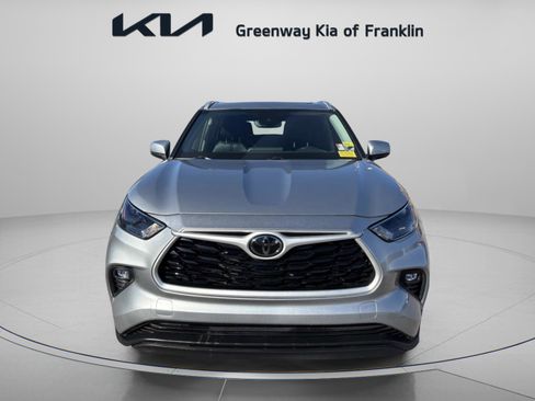 Used 2023 Toyota Highlander XLE image 2