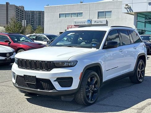 Used 2023 Jeep Grand Cherokee Altitude image 5