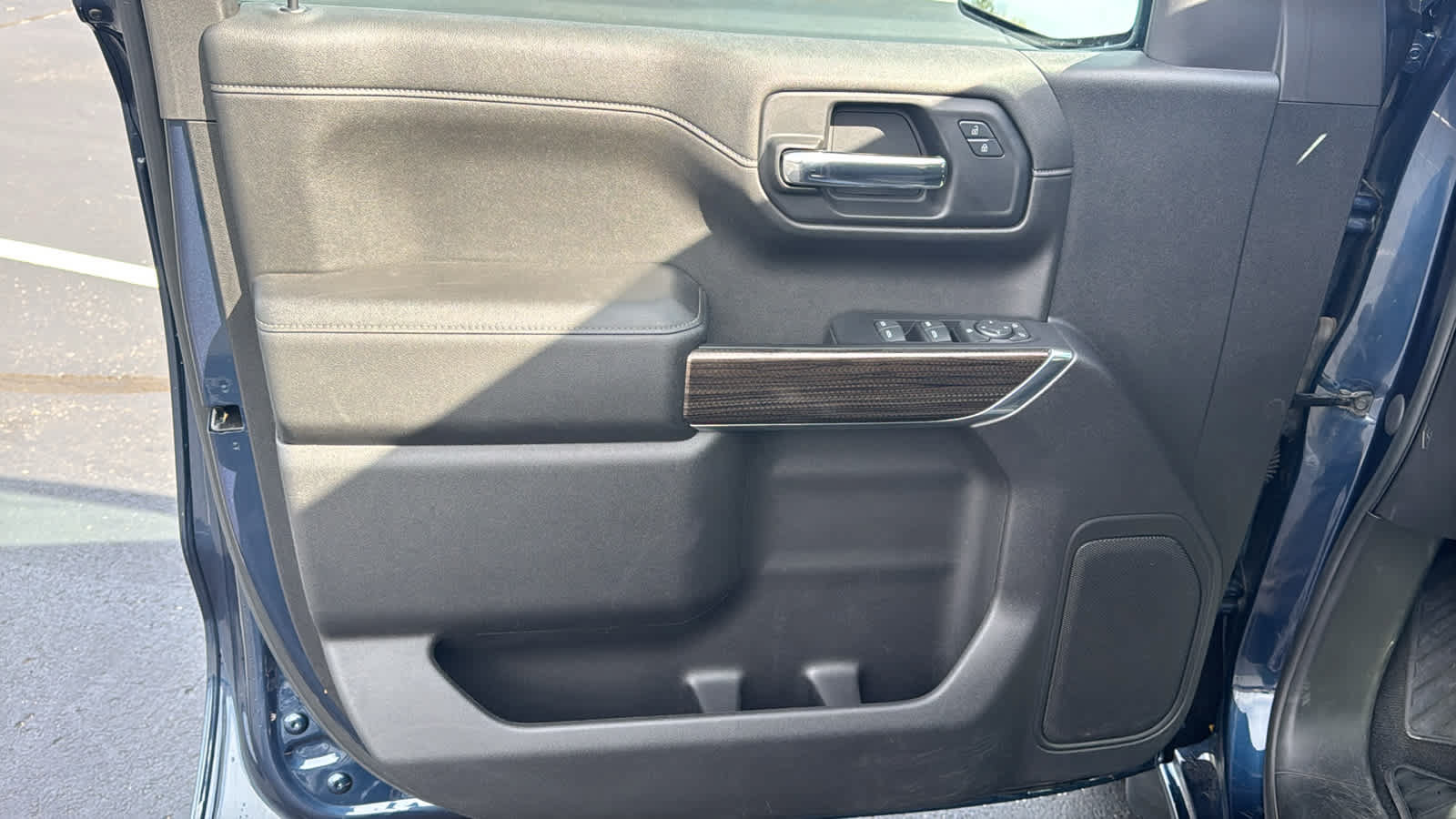 Used 2022 Chevrolet Silverado 1500 LT AWD/4WD image 6