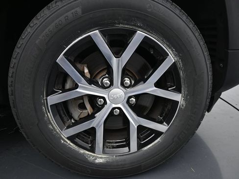 Used 2023 Jeep Grand Cherokee L Limited AWD/4WD image 11