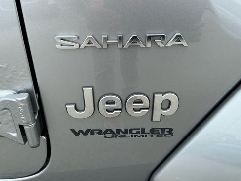 Used 2018 Jeep Wrangler Unlimited Sahara w/ LED Lighting Group AWD/4WD image 19