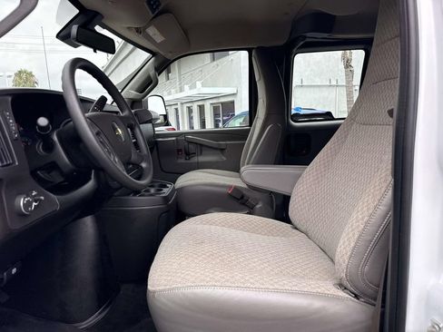Used 2025 Chevrolet Express 3500 LT w/ LT Preferred Equipment Group RWD image 9