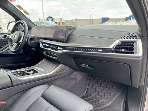 Used 2025 BMW X7 M60i image 30
