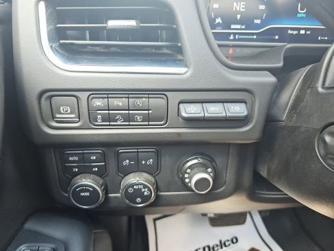 Used 2023 Chevrolet Suburban High Country AWD/4WD image 17