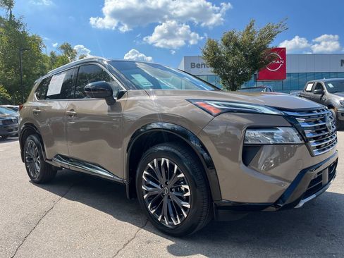 Used 2024 Nissan Rogue Platinum FWD image 1