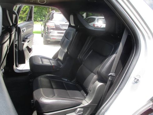 Used 2020 Ford Explorer XLT w/ Equipment Group 202A AWD/4WD image 33